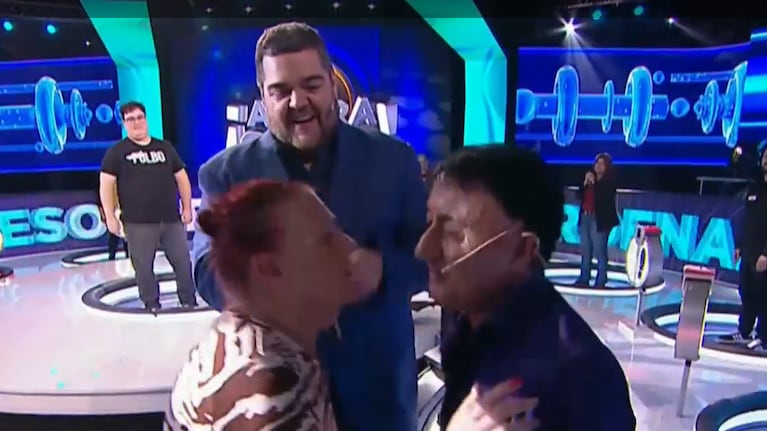 Ahora Caigo: Barassi le presentó una mujer del público a un participante y se dieron un besazo