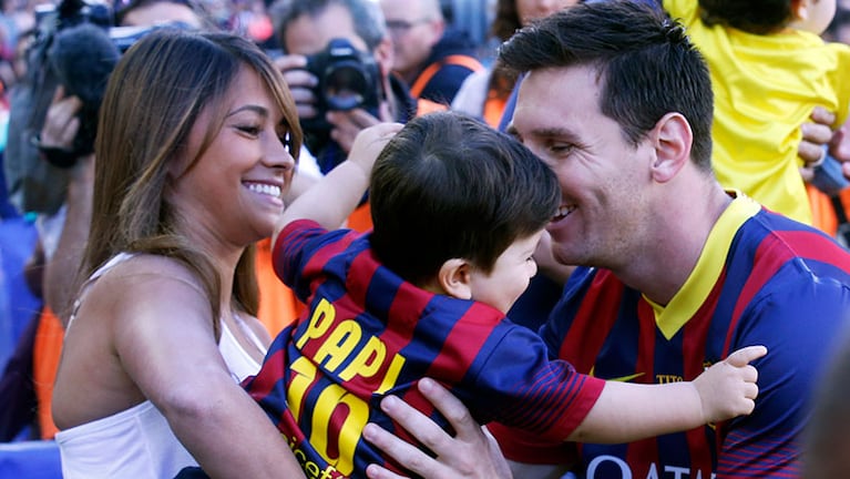 Ahora con cuatro. Messi, Antonella y Thiago posaron con el pequeño Mateo.