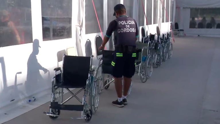 Ahora efectivos de la Policía de Córdoba y personal del ministerio de Salud tienen que controlar las sillas de cerca.
