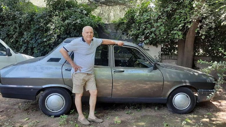 Ahorró durante tres años y le regaló a su abuelo el primer auto de su vida