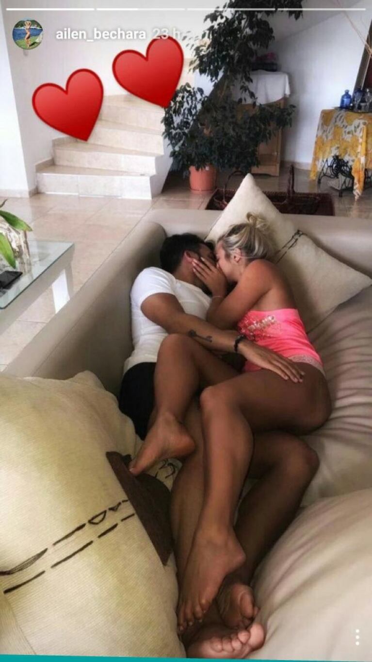 Ailén Bechara, muy fogosa con su novio en el sillón