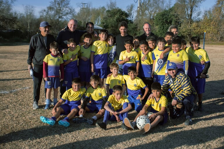 Aimar repartió productos deportivos en clubes de Río Cuarto.