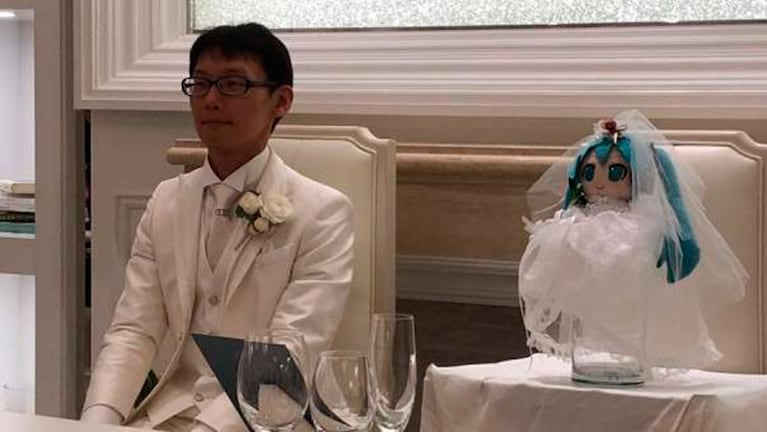 Akihiko Kondo junto a su esposa.