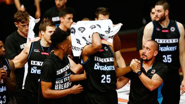 Akil Mitchell es ayudado por sus compañeros del New Zealand Breakers..