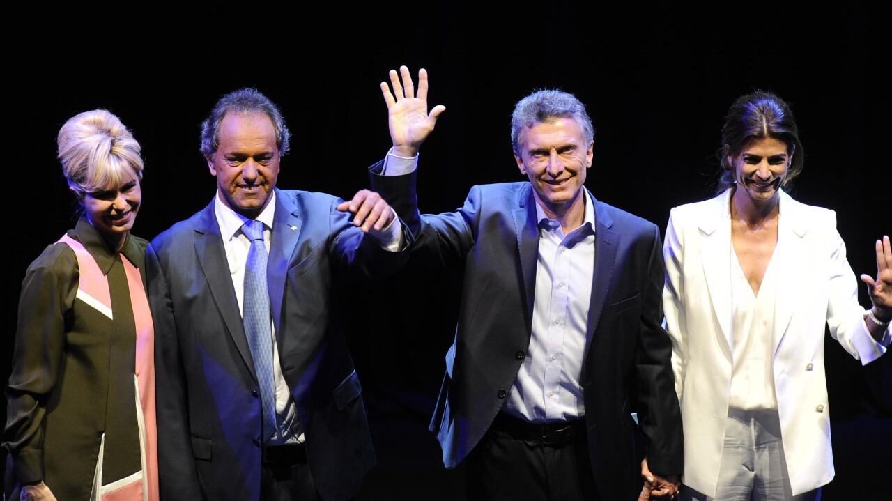 Al final del debate, subieron las mujeres de los candidatos. Foto: Clarín.