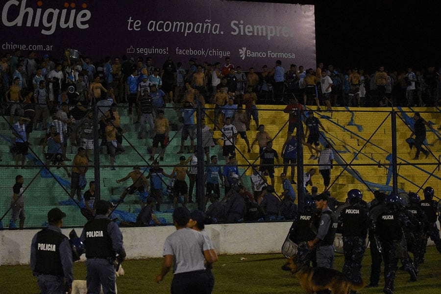 Al final hubo incidentes con la hinchada pirata. Foto: Lucio Casalla / Enviado especial de ElDoce.tv.