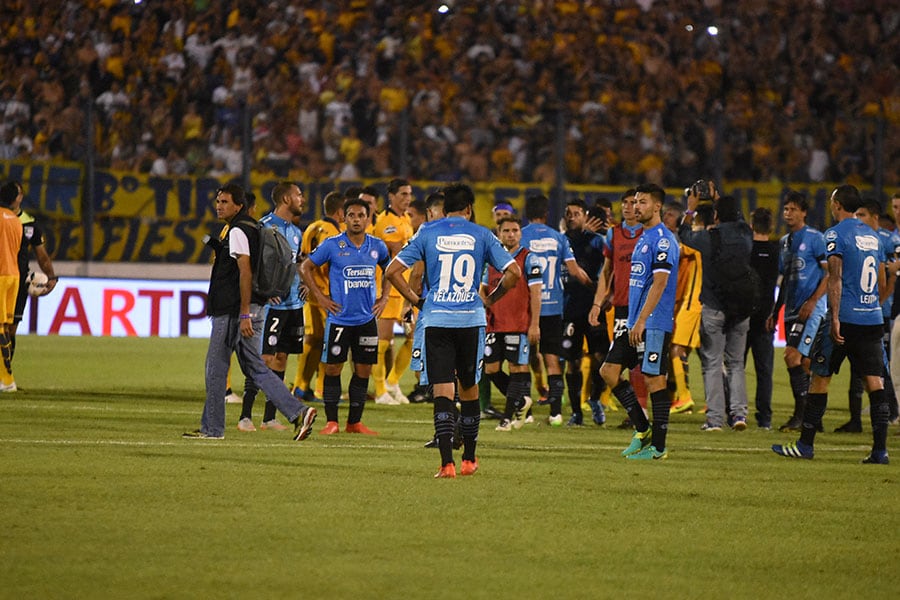 Al final hubo incidentes con la hinchada pirata. Foto: Lucio Casalla / Enviado especial de ElDoce.tv.