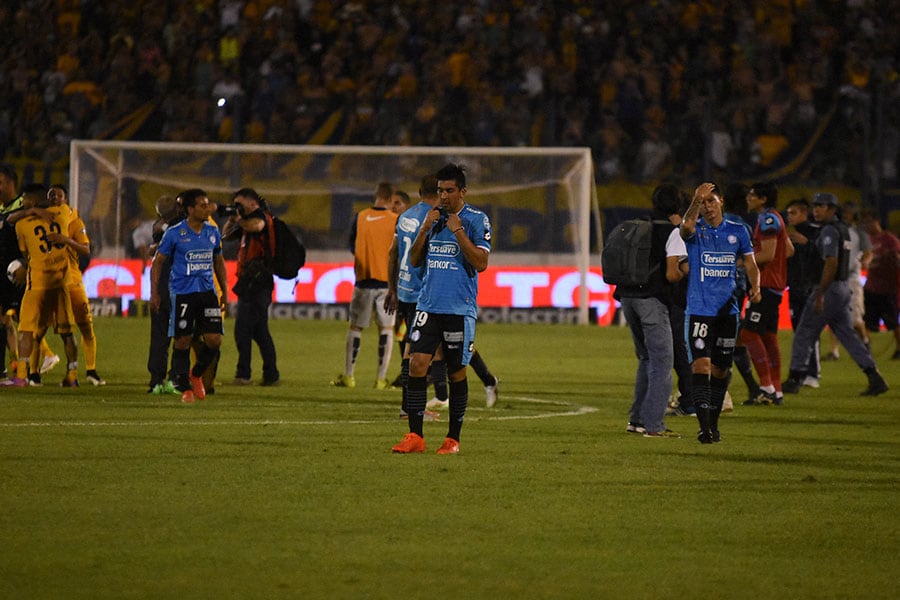 Al final hubo incidentes con la hinchada pirata. Foto: Lucio Casalla / Enviado especial de ElDoce.tv.