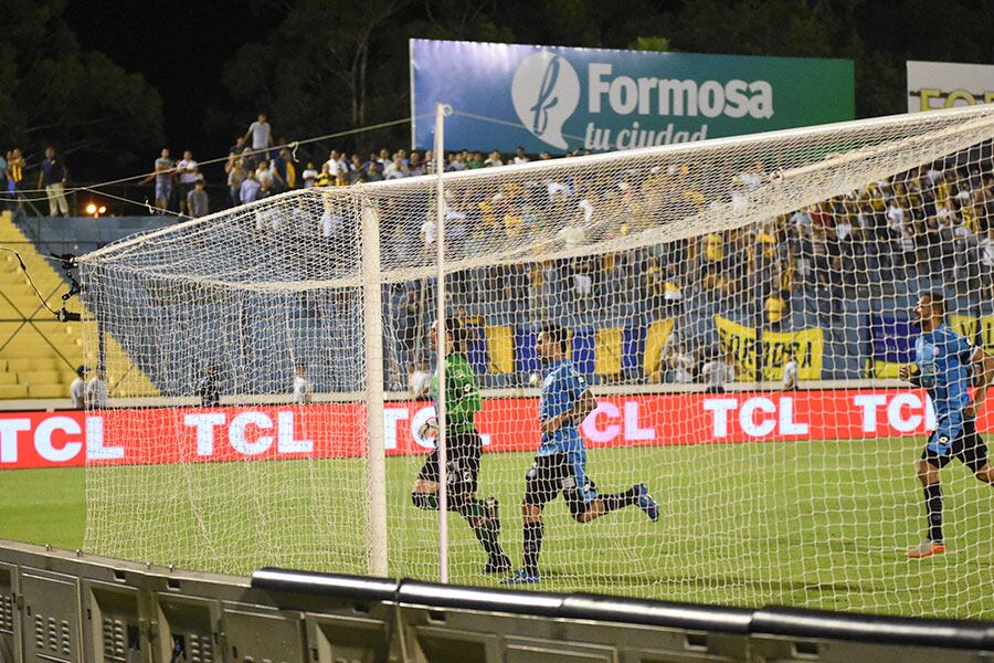 Al final hubo incidentes con la hinchada pirata. Foto: Lucio Casalla / Enviado especial de ElDoce.tv.