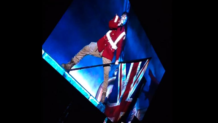 Al igual que en el video oficial de la banda británica, la bandera es parte de la "coreo" de la canción "The Trooper".