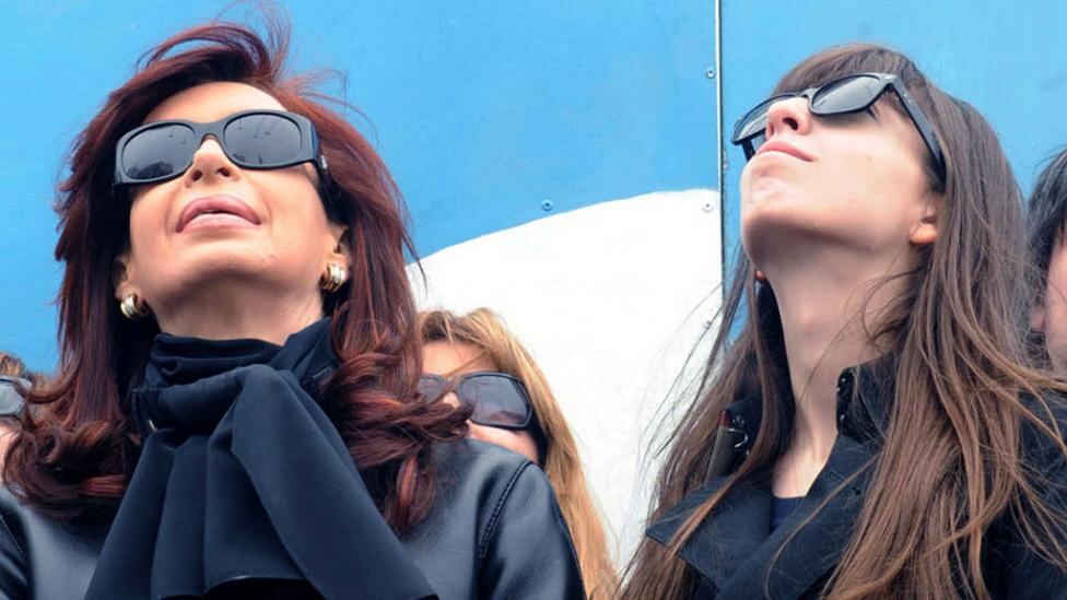 Al igual que su madre, congelaron las cuentas de Florencia Kirchner.