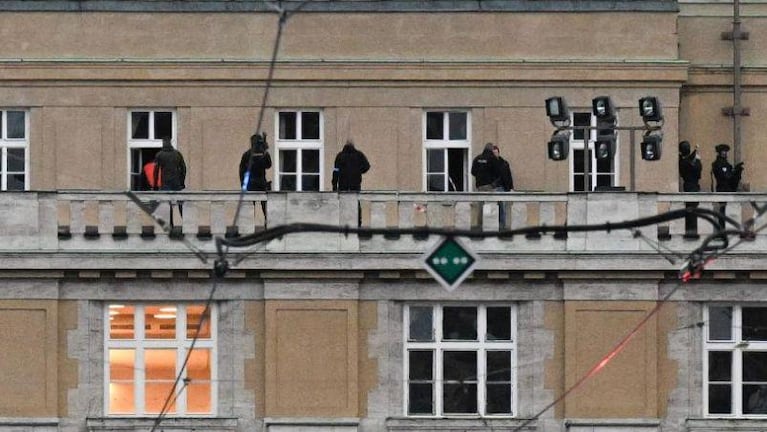 Al menos 15 muertos y decenas de heridos en un feroz tiroteo en Praga