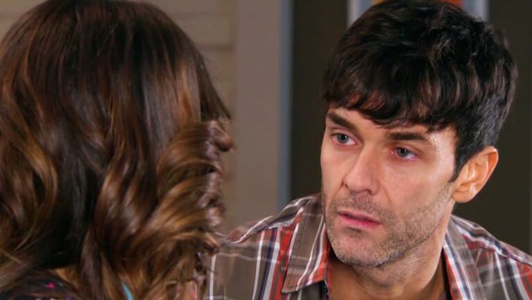 Al padre Tomás se le hace incontenible su amor hacia Esperanza.