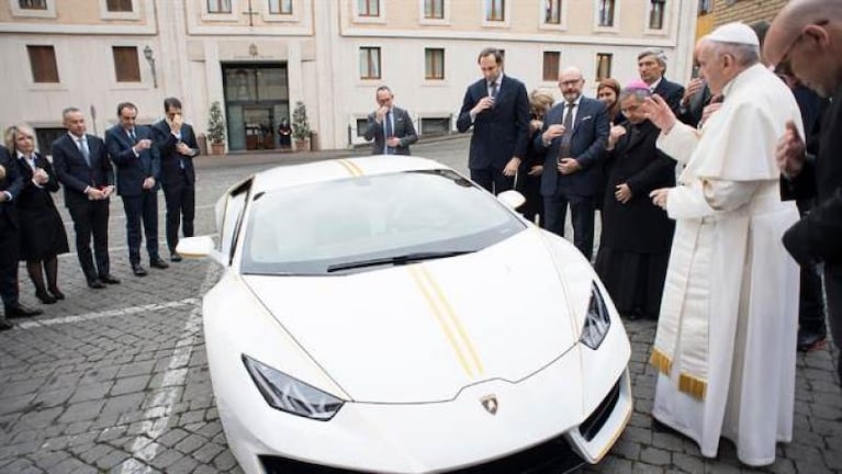 Al Papa le regalaron un Lamborghini 