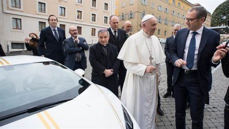 Al Papa le regalaron un Lamborghini 