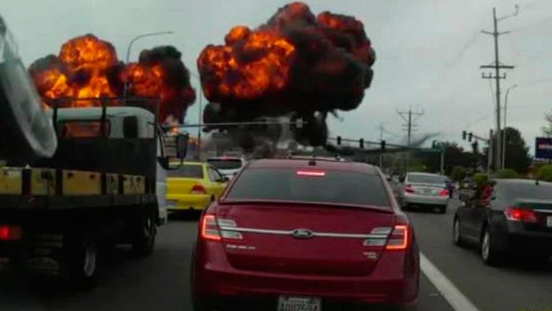 Al parecer el piloto tuvo un desperfecto en el motor y al descender tocó un cable de alta tensión. 