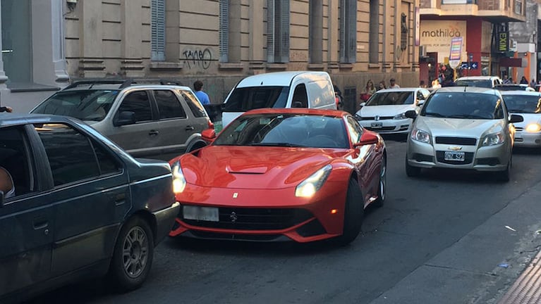 Al rojo vivo: la Ferrari se lució en la capital provincial. Fotos: Florencia Ferrero.