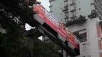 Al tren que atraviesa los edificios lo llaman el "surrealista".