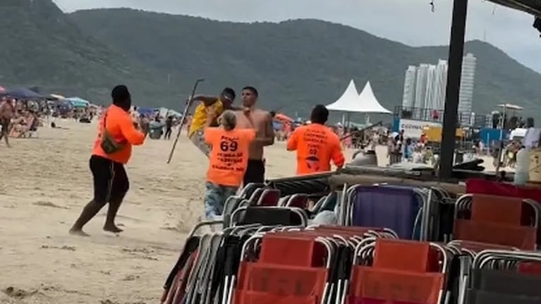 Al turista le pegaron una patada voladora por la espalda.