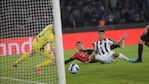 Alan Franco ya cabeceó y la pelota tuvo destino de red. Foto: Lucio Casalla/El Doce.