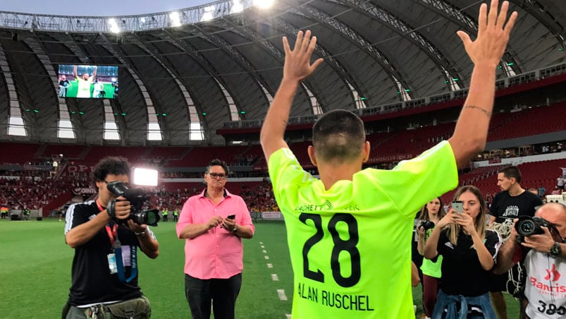 Alan Ruschel agradece el apoyo de la gente que se acercó al estadio.