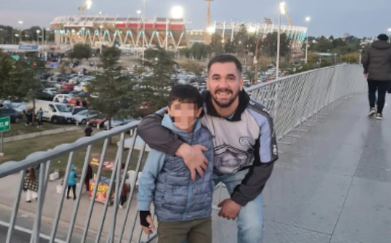 Alaniz Cortes con su hijo en el estadio Kempes.