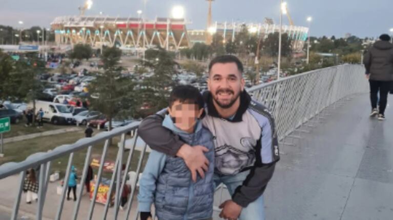 Alaniz Cortes con su hijo en el estadio Kempes.