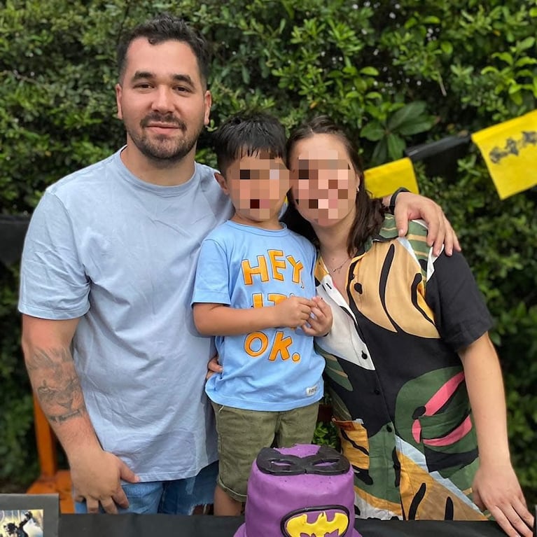 Alaniz Cortes junto a su pareja y su hijo de 8 años.
