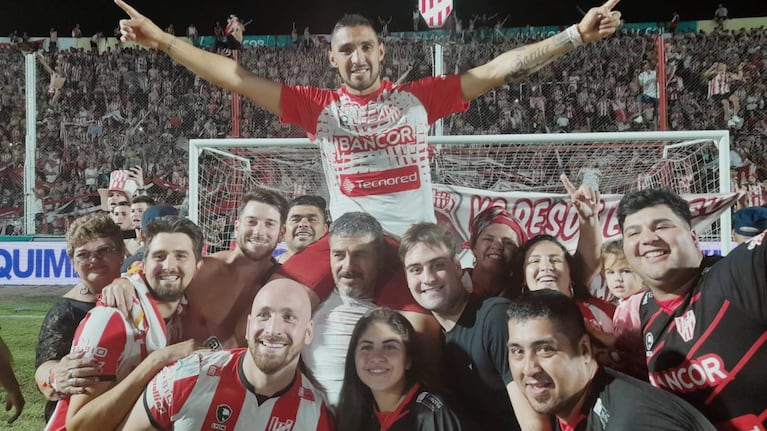 Alarcón, el héroe de la noche, festejando junto a los hinchas. Foto: Pablo Olivarez/El Doce.