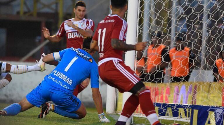 Alario la empuja al gol y le da el empate a River.