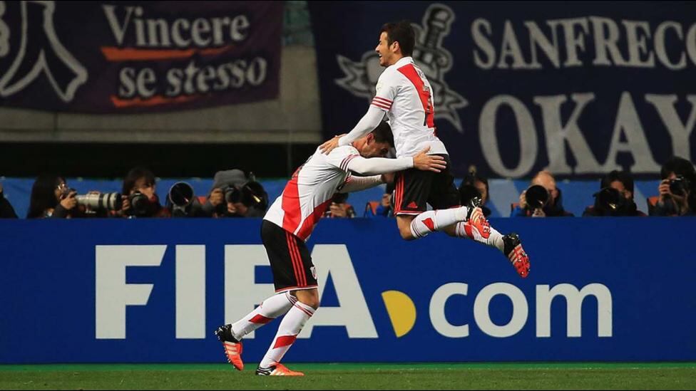 Alario y Mora celebran el gol del triunfo millonario. 