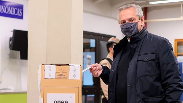 Alberto Fernández emitiendo su voto.