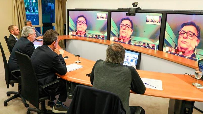Alberto Fernández escuchando al diputado cordobés Mario Negri.