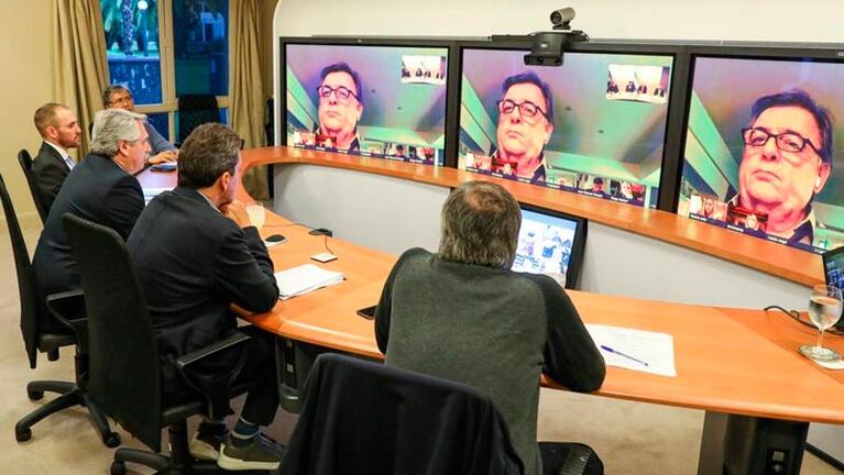 Alberto Fernández escuchando al diputado cordobés Mario Negri.