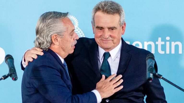 Alberto Fernández junto a Agustín Rossi.