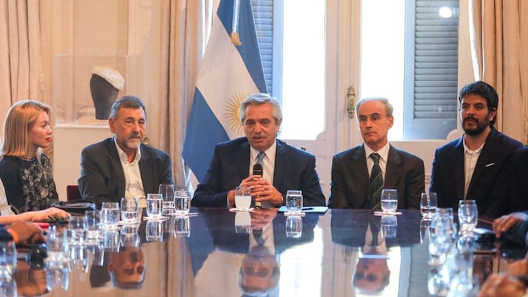 Alberto Fernández junto a Carlos Caserio y legisladores e intendentes cordobeses.