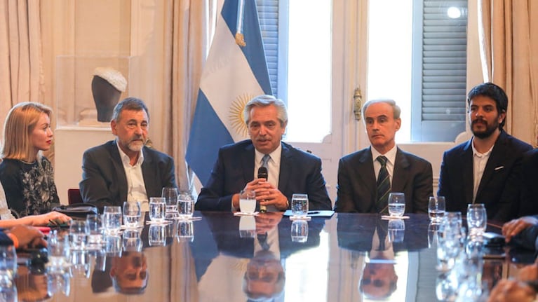 Alberto Fernández junto a Carlos Caserio y legisladores e intendentes cordobeses.