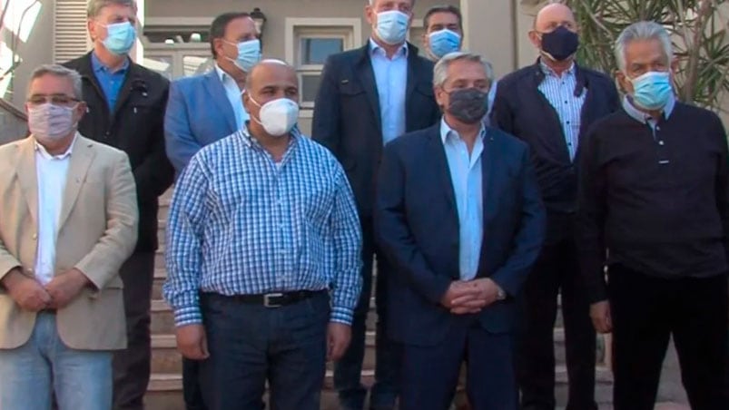 Alberto Fernández, junto a los gobernadores, durante el encuentro en La Rioja.