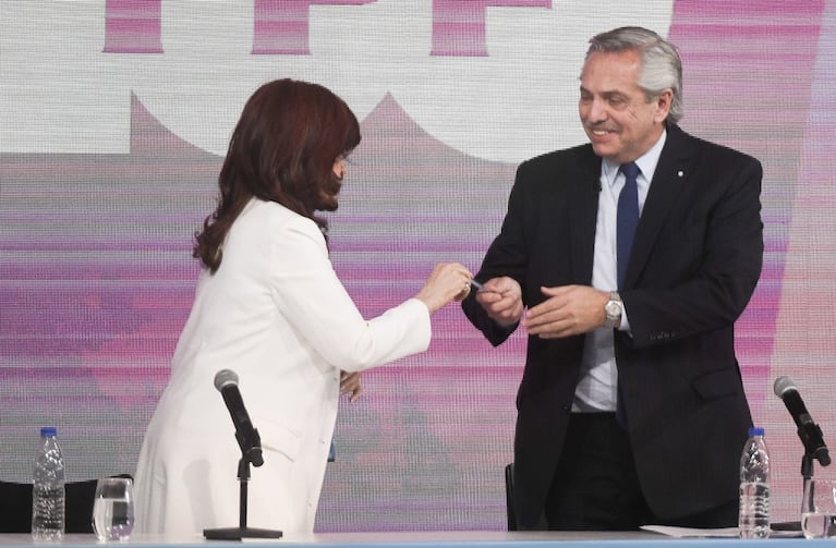 Alberto Fernández y CFK buscaron enviar un mensaje de unión en el acto aniversario por los 100 años de YPF.