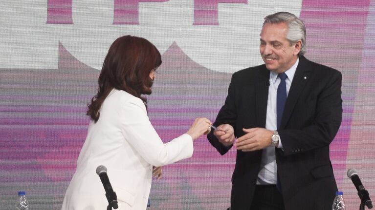 Alberto Fernández y CFK buscaron enviar un mensaje de unión en el acto aniversario por los 100 años de YPF.