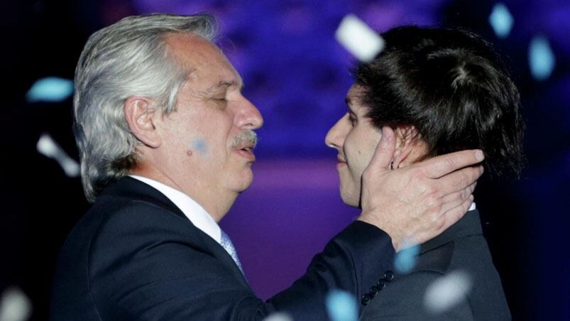 Alberto Fernández y su hijo mayor. 