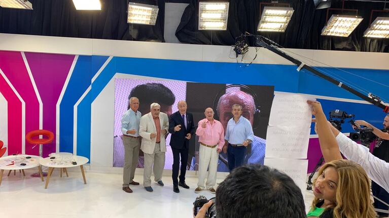 Aldo Guizzardi inició el año renovado: nuevo staff y cortina musical.
