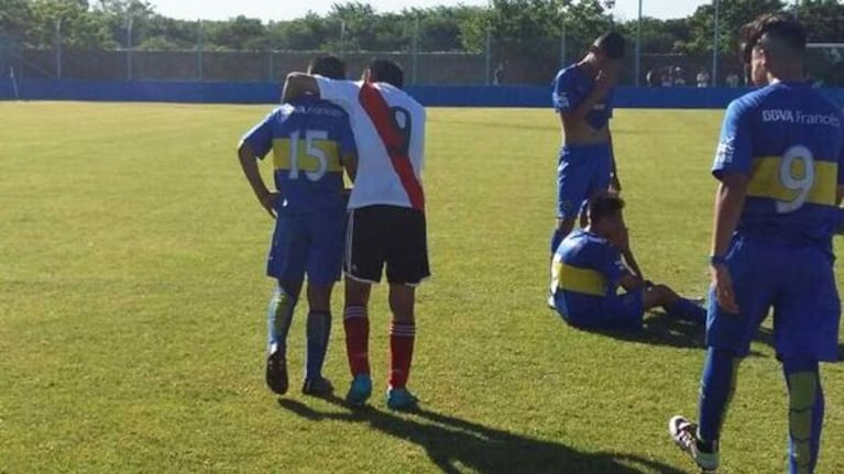 Aldo Rimbeletti, delantero millonario consolando a un rival de Boca.