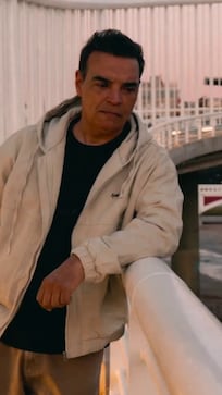 Ale Ceberio estrenó una nueva canción romántica con un llamativo videoclip en la ciudad