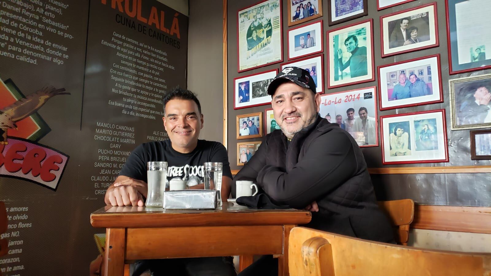 Ale y Claudio, en el Bon Q Bon, un bar con mucha historia cuartetera. 