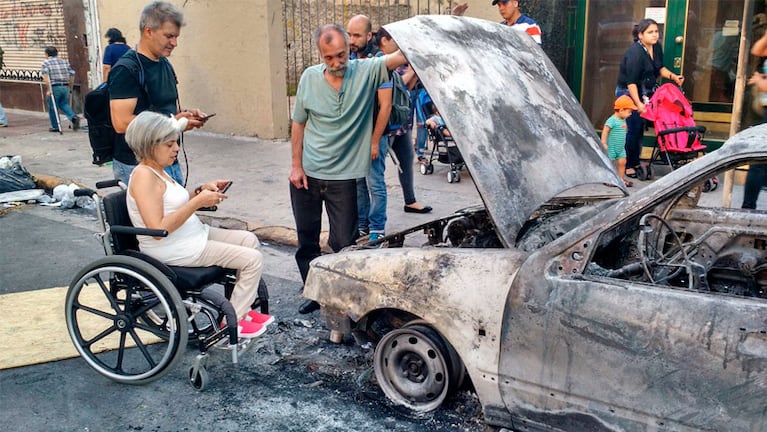 Alejandra encontró su auto totalmente quemado en las afueras del Congreso. 