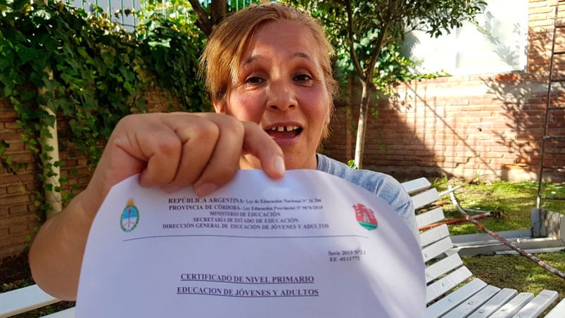 Alejandra, feliz con su certificado.