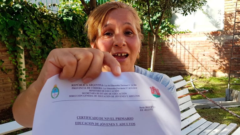 Alejandra, feliz con su certificado.