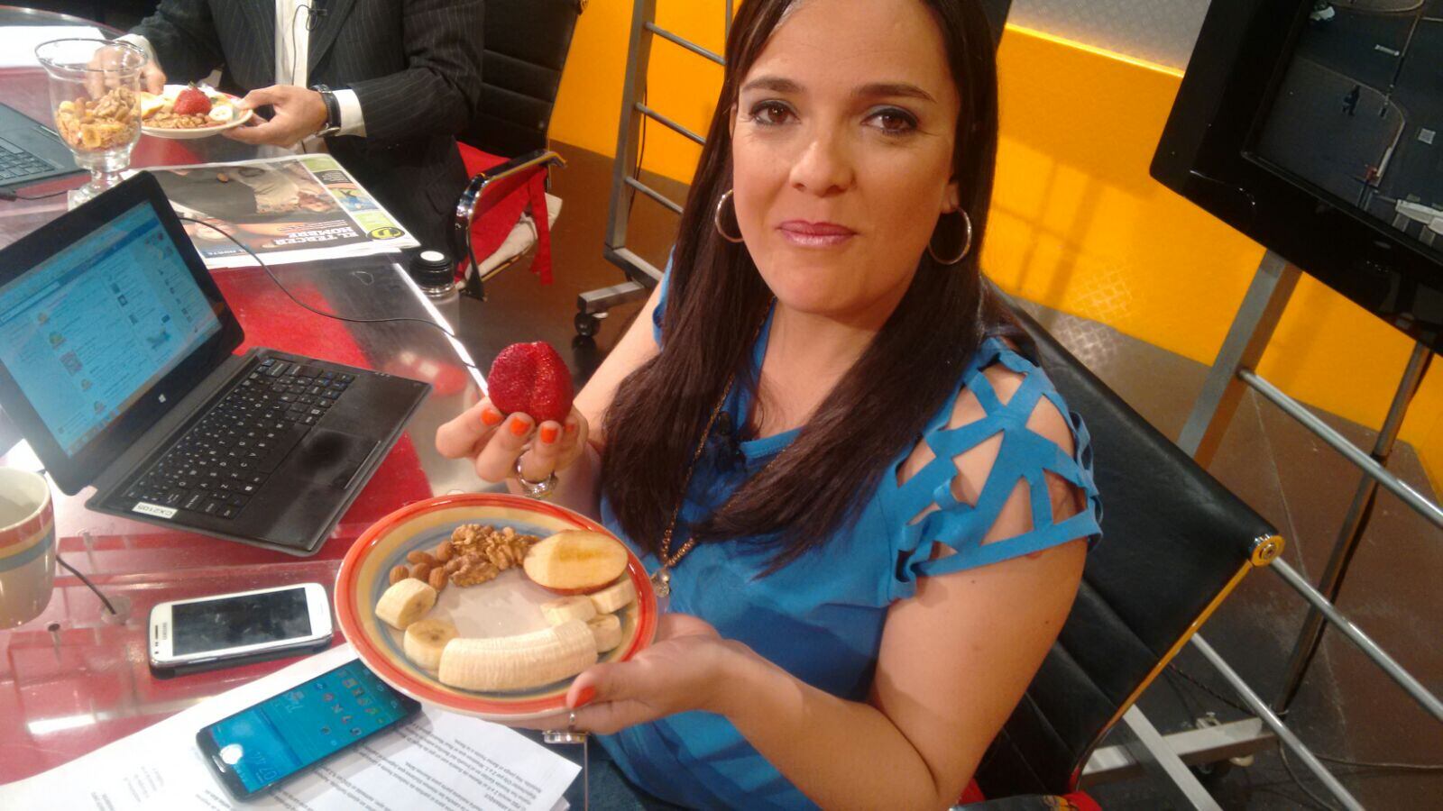 Alejandra muestra su nuevo desayuno con frutilla, manzana y banana.