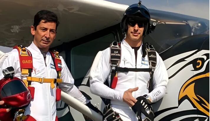 Alejandro Montagna y Marcelo Vives, dos paracaidistas argentinos rompieron el récord mundial de salto nocturno.